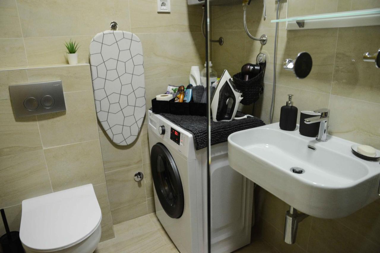 Tesla 70 Apartment With Secure Parking In The Garage Новий Сад Екстер'єр фото